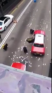 Un fourgon blindé perd plus d'un million d'euros sur la route