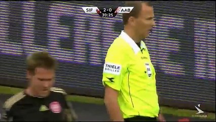 O cara em uma falta indireta dentro da área conseguiu isolar a bola! Bisonho!