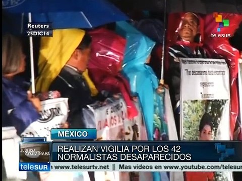 Familiares de normalistas desaparecidos protestan en México