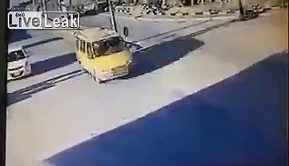 Dunya News - Accident between a horse and a Palestinian taxi