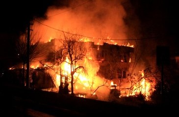 İki Katlı Ev Alevlere Teslim Oldu, Aile Yangından Kurtuldu