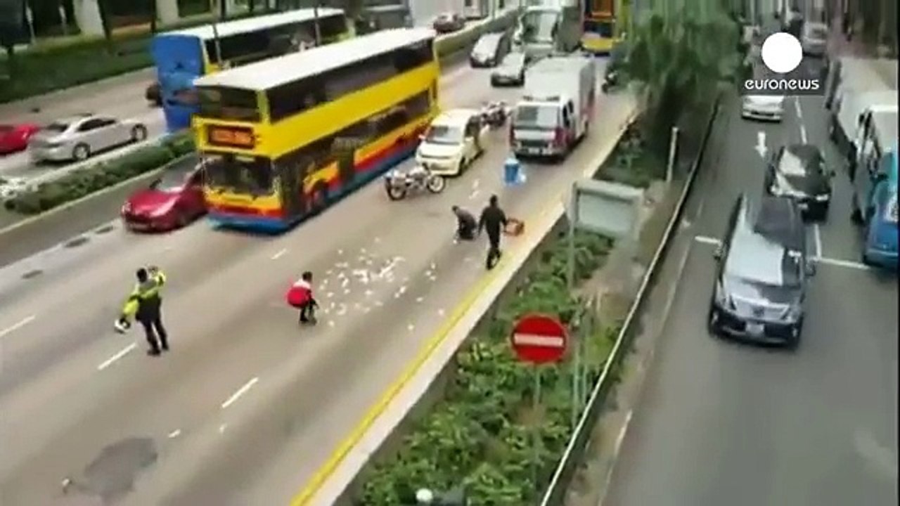 Rush_for_money_after_security_van_spills_banknotes_on_Hong_Kong_road