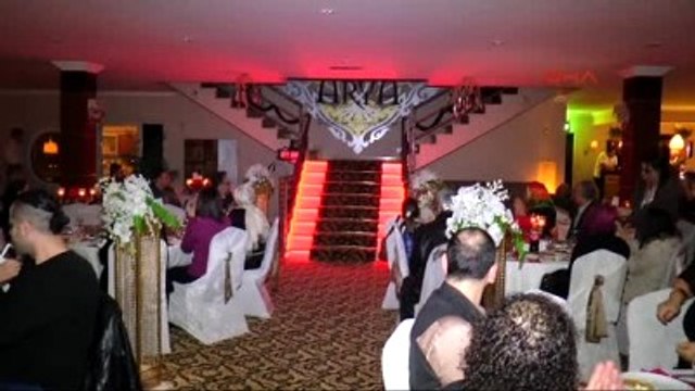 Veteriner Çiftin Düğününde Köpekleri de Gelinlik ve Damatlık Giydi