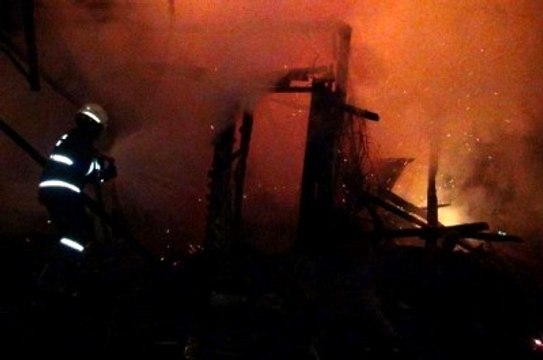 Alev Alev Yanan Ev Mahalleliyi Sokağa Döktü