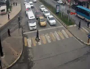 Aracından inip yaşlı adama yardım etti