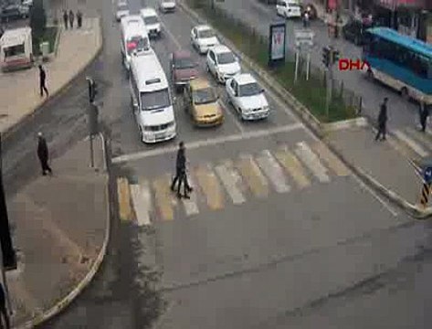 Aracından inip yaşlı adama yardım etti