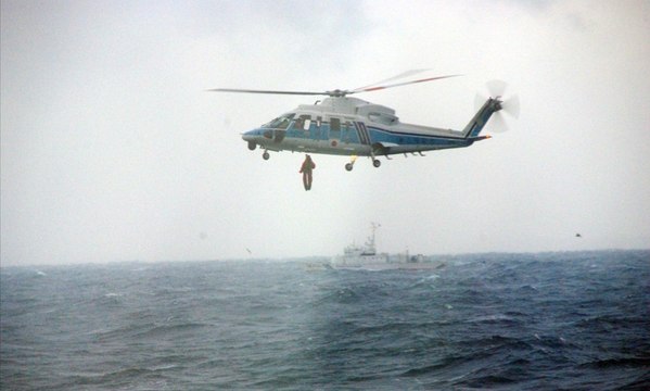 L'équipage d'un cargo coulé secouru par un hélicoptère au large du Japon