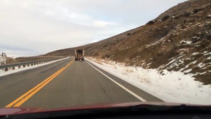 Camion de Noël perd ses cadeaux sur la route