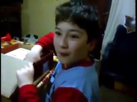 Il reçoit une planche à découper à la place d'une tablette, sa réaction est incroyable