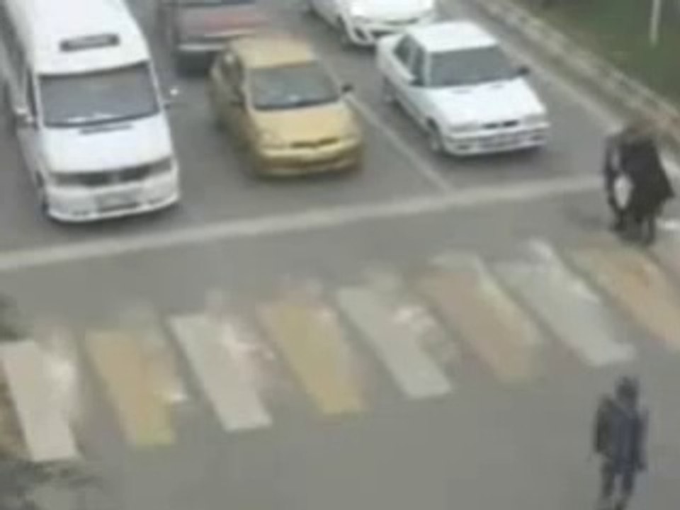 Günün olayı...Aracından inen kadın, yaşlı ve bastonlu adamı yolun karşısına geçirdi