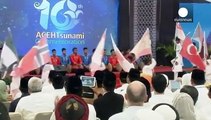 Η Ινδονησία αποτίει φόρο τιμής στα θύματα του τσουνάμι