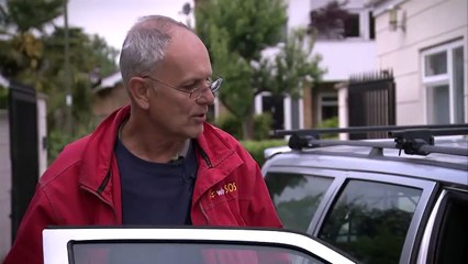 Great Man Saves Young Little Swan!