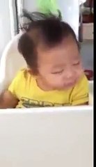 Uykuya direnen bebek