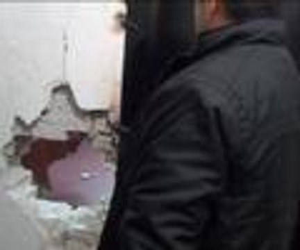 Polis, parti binasına koçbaşı yla girdi