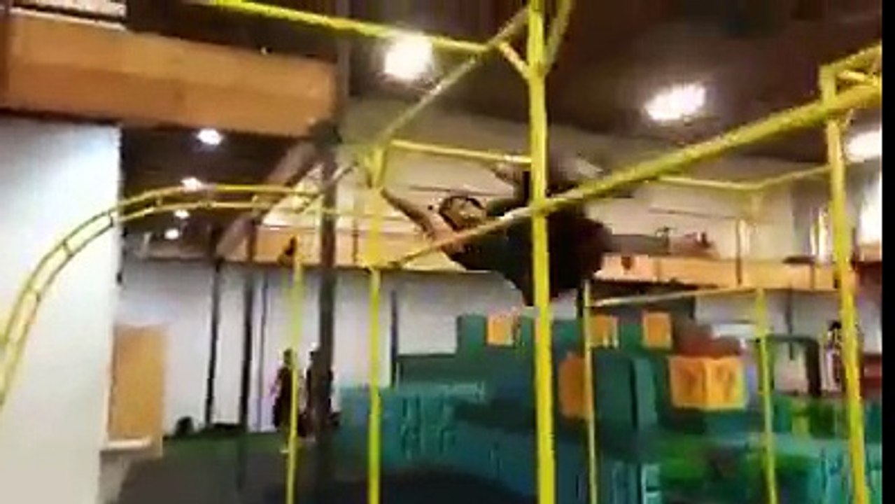 Maymun Bu Adamın Yanında Halt Etmiş