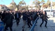 Erzincan ?da Karşıt Görüşlüler Çatıştı, Polis Biber Gazı ile Müdahale Etti