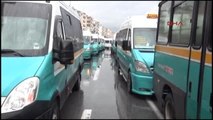 Minibüs Şoförleri Yol Kapatıp Eylem Yaptı