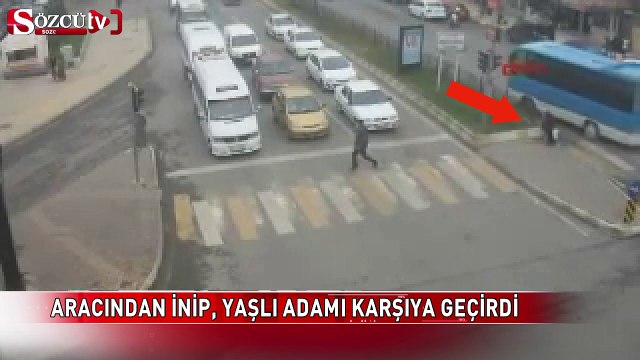 Aracından inip, yaşlı adamı karşıya geçirdi