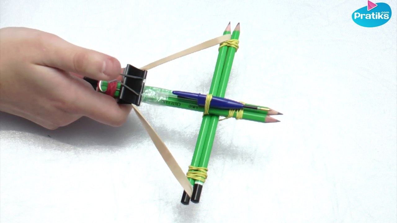 Comment faire une mini arbalète de bureau avec des crayons !