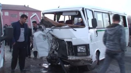 Servis Minibüsü ile Cip Çarpıştı: 5 Yaralı