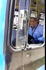 Ce chauffeur de bus fonce dans la voiture qui lui bloque la route !