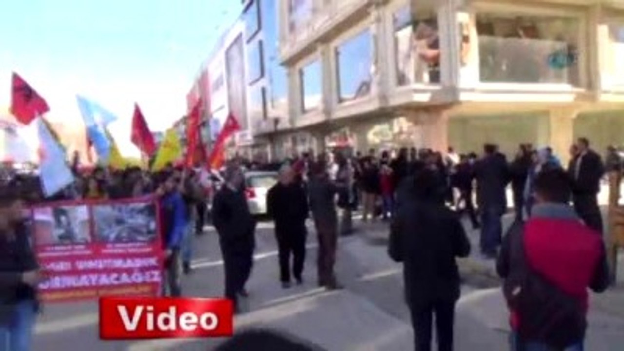 Erzincan'da Karşıt Görüşlü Gruplar Birbirine Girdi