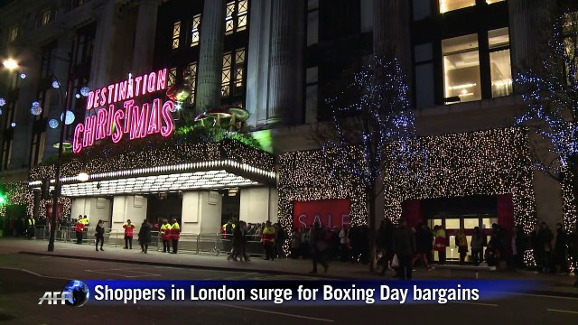 Sale shoppers surge on Selfridges for Boxing Day bargains