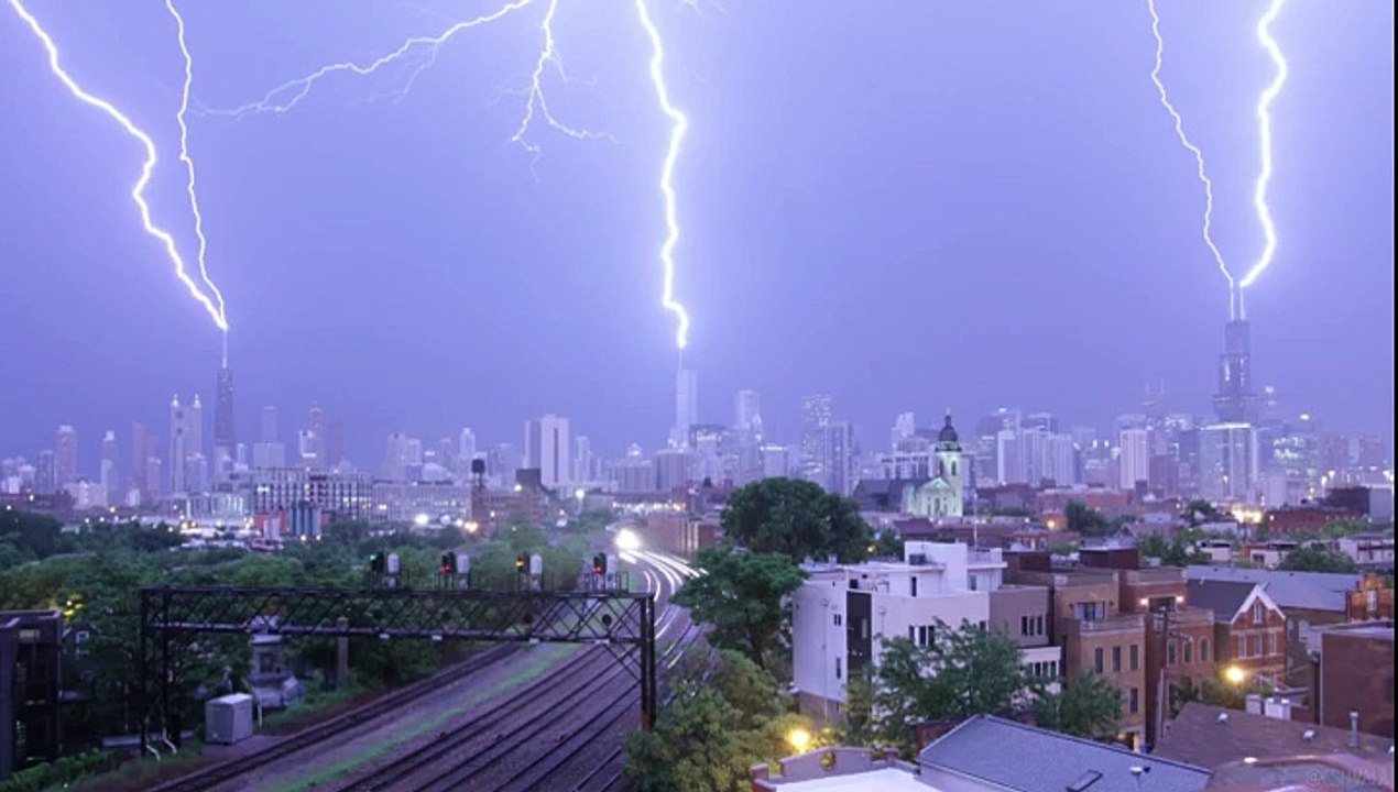 Watch Triple Lightning Strikes At Once