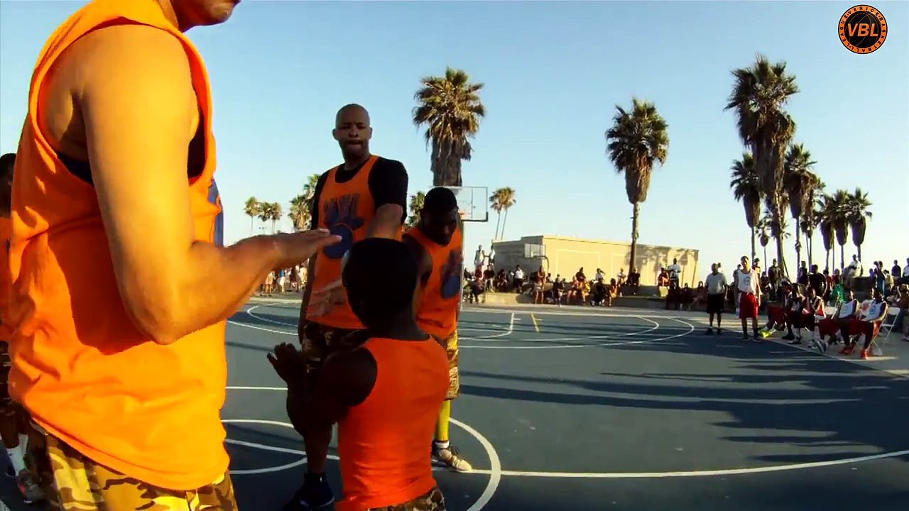 Anão dá show jogando basquete nos EUA