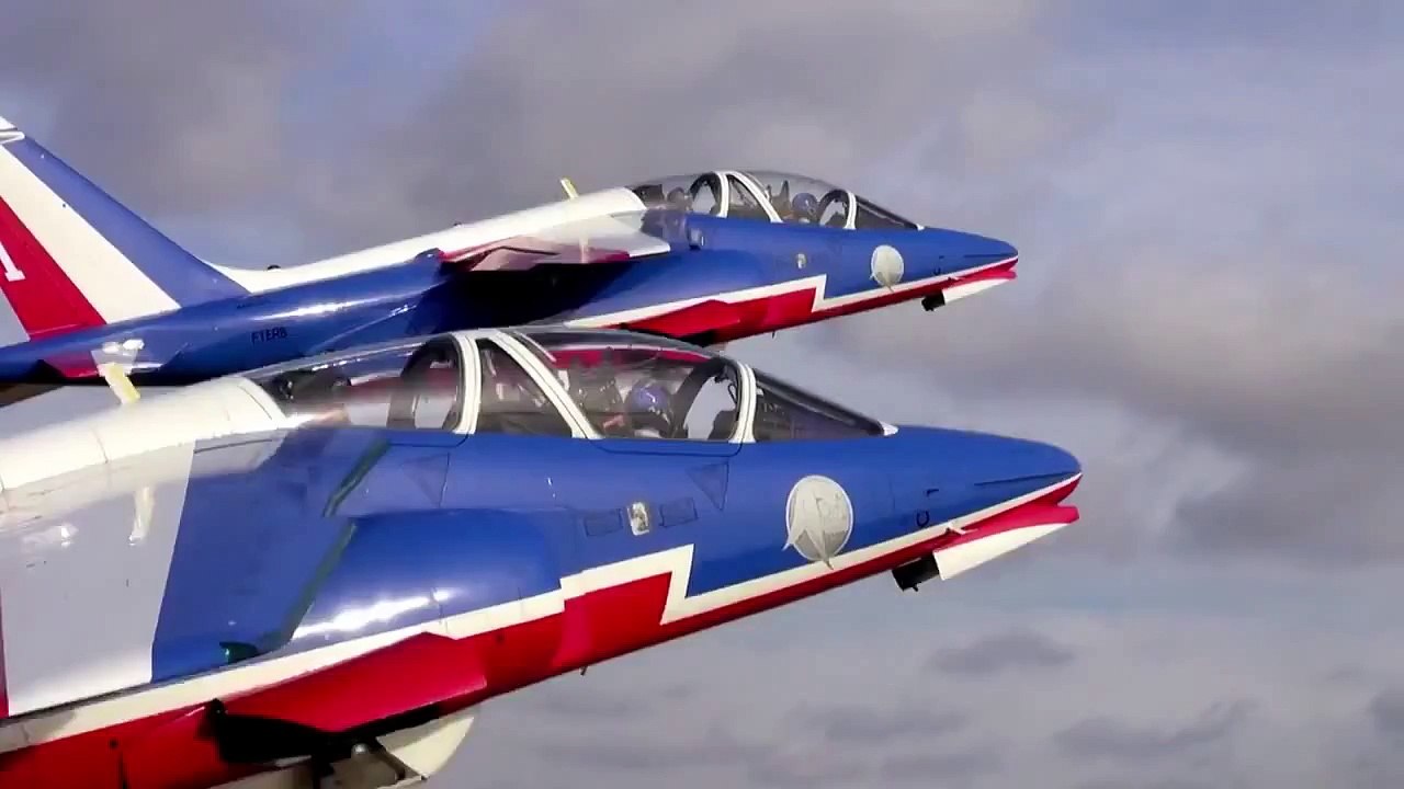 The Rafale versus La Patrouille de France - Dassault Aviation