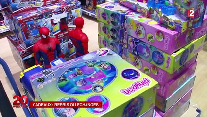 De nombreux cadeaux de Noël sont rapportés en magasin