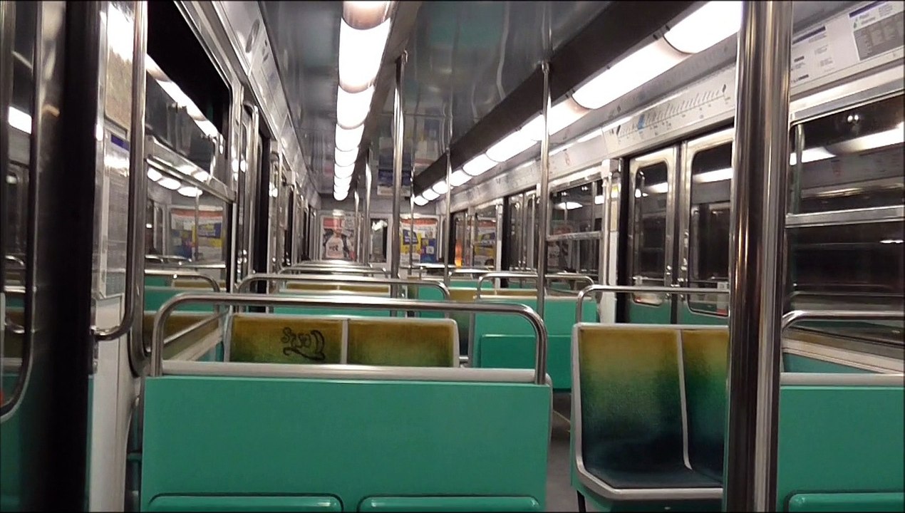 MP73 : Vue de l'aménagement intérieur d'une rame de la ligne 6 du métro parisien entre les stations Picpus et Nation
