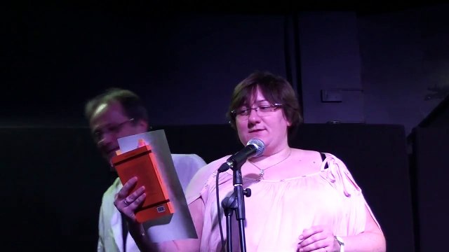 Corinne lisant Météo du coeur de Micael Ognibene et Devenue détresse de Loup