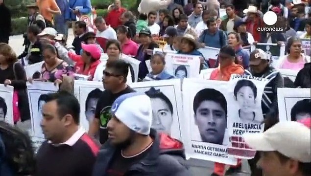 Familiares dos estudantes desaparecidos protestaram na cidade do México