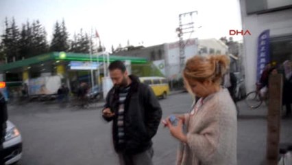 Kamyonetin Çarptığı Bisikletli Camdan Girip Kadının Kucağına Düştü