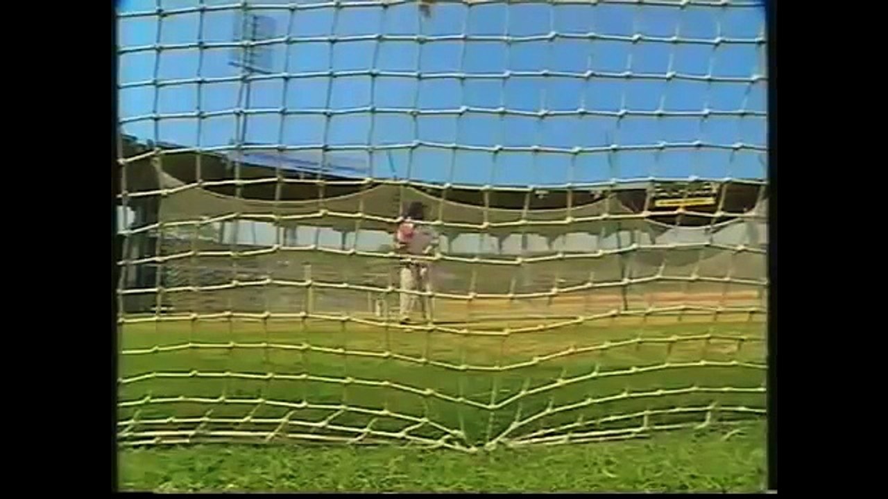 Rare Sachin,Wasim video - Wasim Akram gives a gift to Sachin Tendulkar