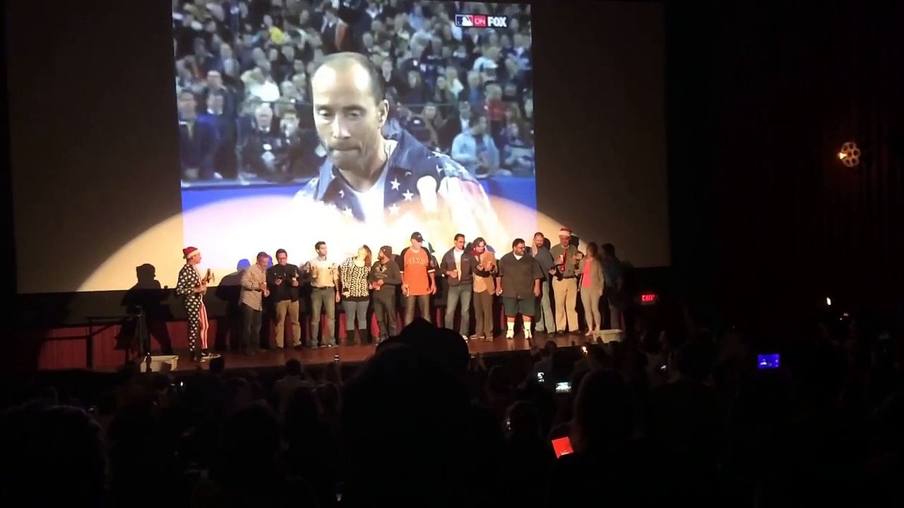 Des patriotes chantent "fière d’être Américain" pendant la projection du film The Interview