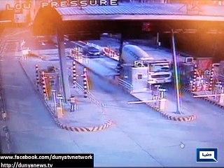 Dunya News - China: Truck strikes car standing at toll gate