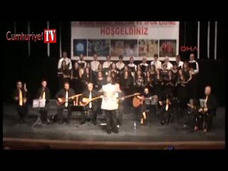 Koro üyesi konserde bayıldı