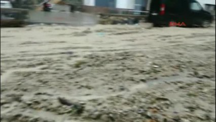 Kuşadası'nda Sağanak Yağış Etkili Oldu