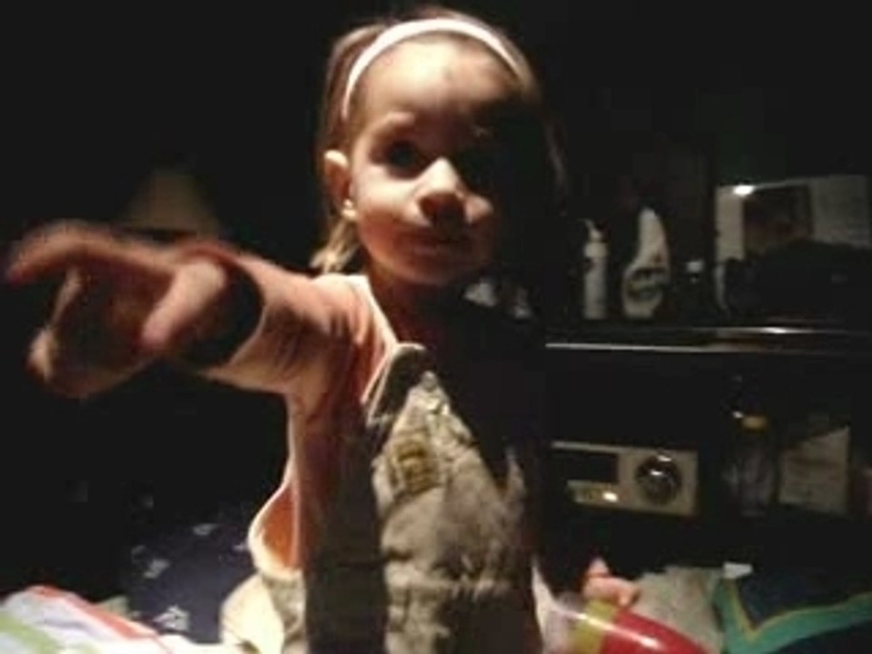 Manon se force à rire