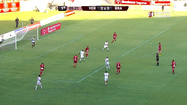 Quase! Seedorf acerta a trave em belo chute