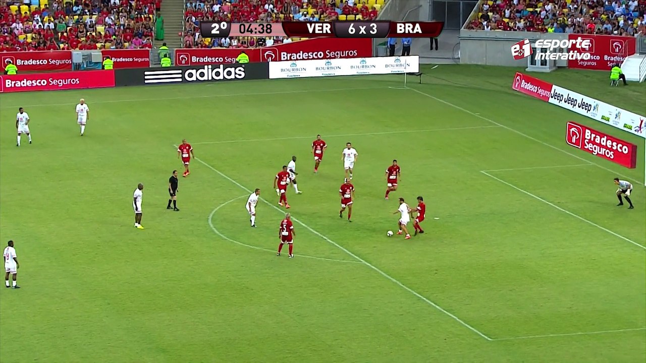 Roger recebe de Seedorf e bate no cantinho