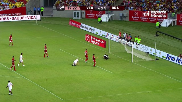 Alcindo recebe bela bola de Roger e testa para marcar o gol de empate