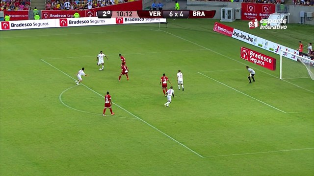 Falcão recebe de Seedorf e estufa a rede adversária