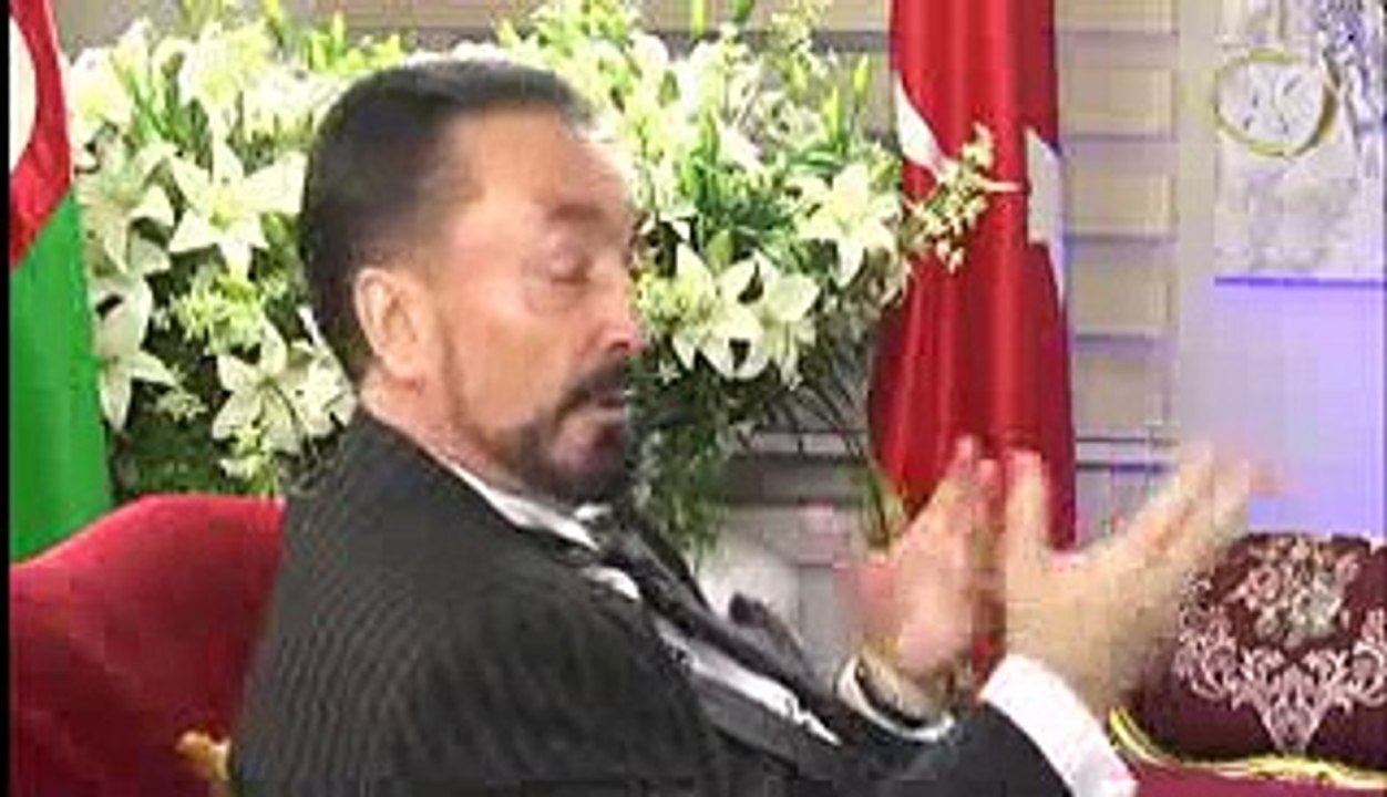 Papa Darwinizmi ve materyalizmi kabul ediyor asıl İncil’i kabul etmeli.