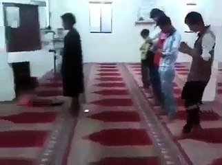 What This Imaam Did While Leading the Prayer, Really Shameful