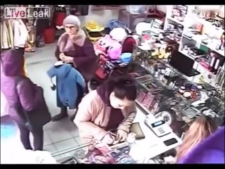 Dunya News - An old woman steal like a master thief