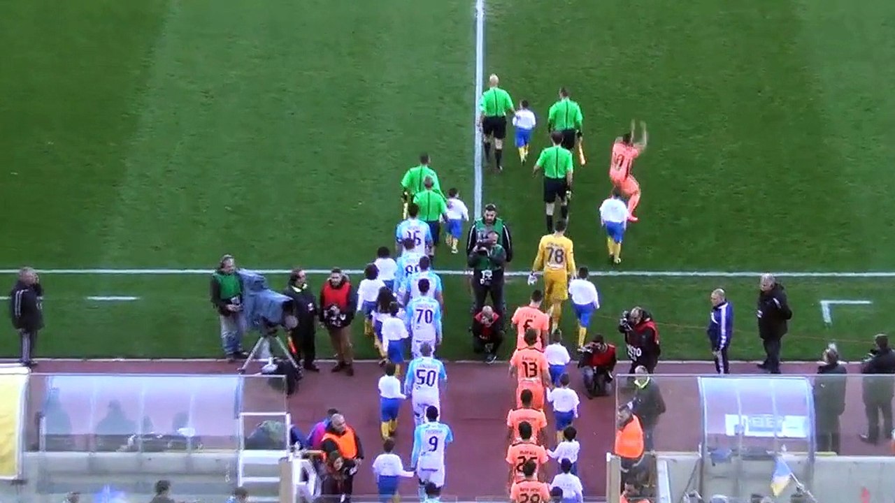 Η είσοδος των δύο ομάδων στον αγωνιστικό χώρο