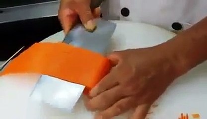 Un cuisinier transforme une carotte en filet... Surdouu00e9 du couteau!